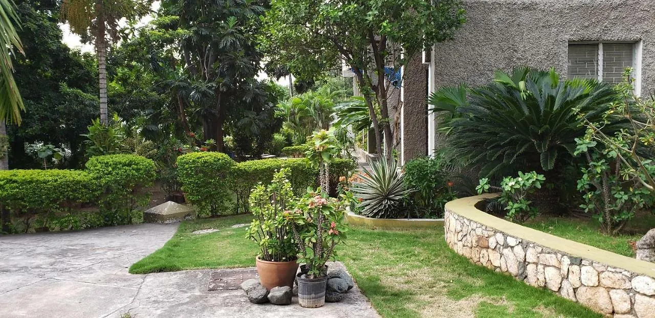 Cozy Crystal Towers Liguanea Appartement Kingston