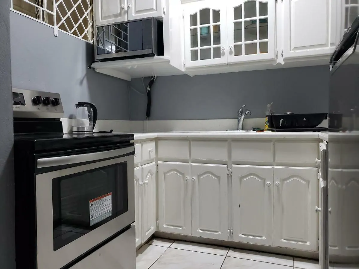 Cozy Crystal Towers Liguanea Appartement Kingston