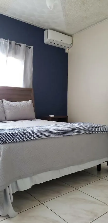 Cozy Crystal Towers Liguanea Appartement Kingston